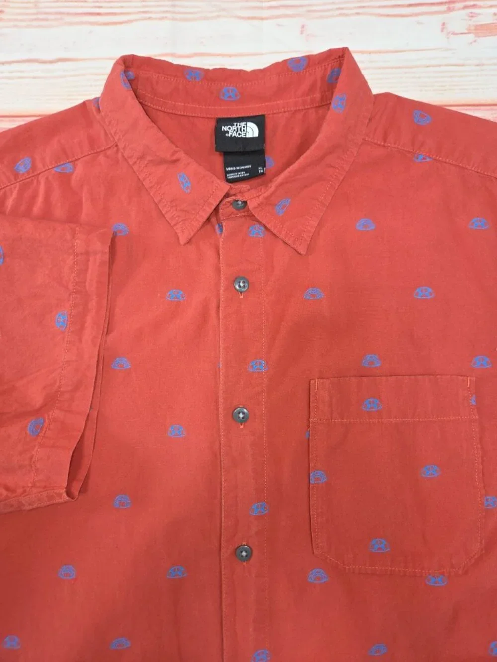 The North Face Mens Red Short Sleeve Shirt XL With Blue Print